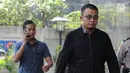 Ketua Fraksi PAN DPRD Lampung Agus Bhakti Nugroho (kanan) saat tiba di Gedung KPK, Jakarta, Jumat (27/7). KPK mengamankan uang Rp 700 juta dalam operasi tangkap tangan (OTT) Agus bersama Bupati Lampung Selatan Zainudin Hasan. (Merdeka.com/Dwi Narwoko)