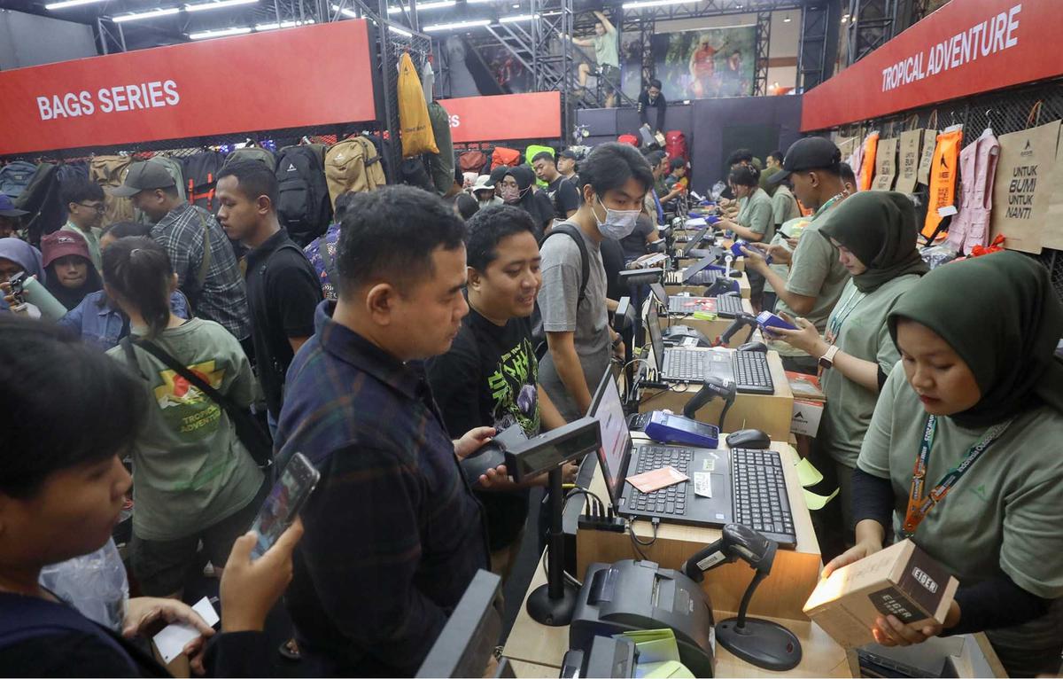 FOTO: Akhir Pekan, Pengunjung Berburu Perlengkapan Outdoor di Indofest 2025
