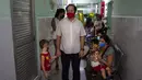 Orang tua menunggu bersama anak mereka untuk menerima dosis vaksin COVID-19 Soberana-02 di sebuah klinik di Havana, Kuba, Kamis (17/9/2021). Pemerintah Kuba memulai vaksinasi Covid-19 bagi anak-anak berusia 2 tahun dengan vaksin buatan dalam negeri. (AP Photo/Ramon Espinosa)