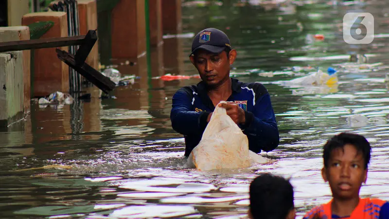 Sudin SDA Kewalahan Bersihkan Sampah Bukit Duri