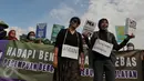 Sejumlah aktivis melakukan aksi demo memperingati Hari Ibu di depan Istana Negara, Jakarta (22/12). Hal ini dilakukan dalam menyambut berlakunya Masyarakat Ekonomi ASEAN di Indonesia. (Liputan6.com/Gempur M Surya)