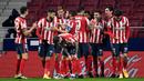 Para pemain Atletico Madrid merayakan gol yang dicetak oleh Angel Correa ke gawang Sevilla pada laga Liga Spanyol di Stadion Wanda Metropolitano, Selasa (12/1/2021). Atletico Madrid menang dengan skor 2-0. (AFP/Pierre-Philippe Marcou)