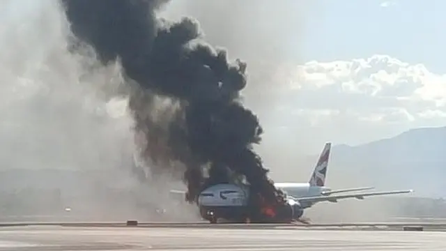 Kepulan asap tiba-tiba muncul dari pesawat British Airways 2276 saat bersiap lepas landas dari Bandara Internasional McCarran, Las Vegas, Amerika Serikat. Boeing 777-200 itu akan terbang menuju London, Inggris.