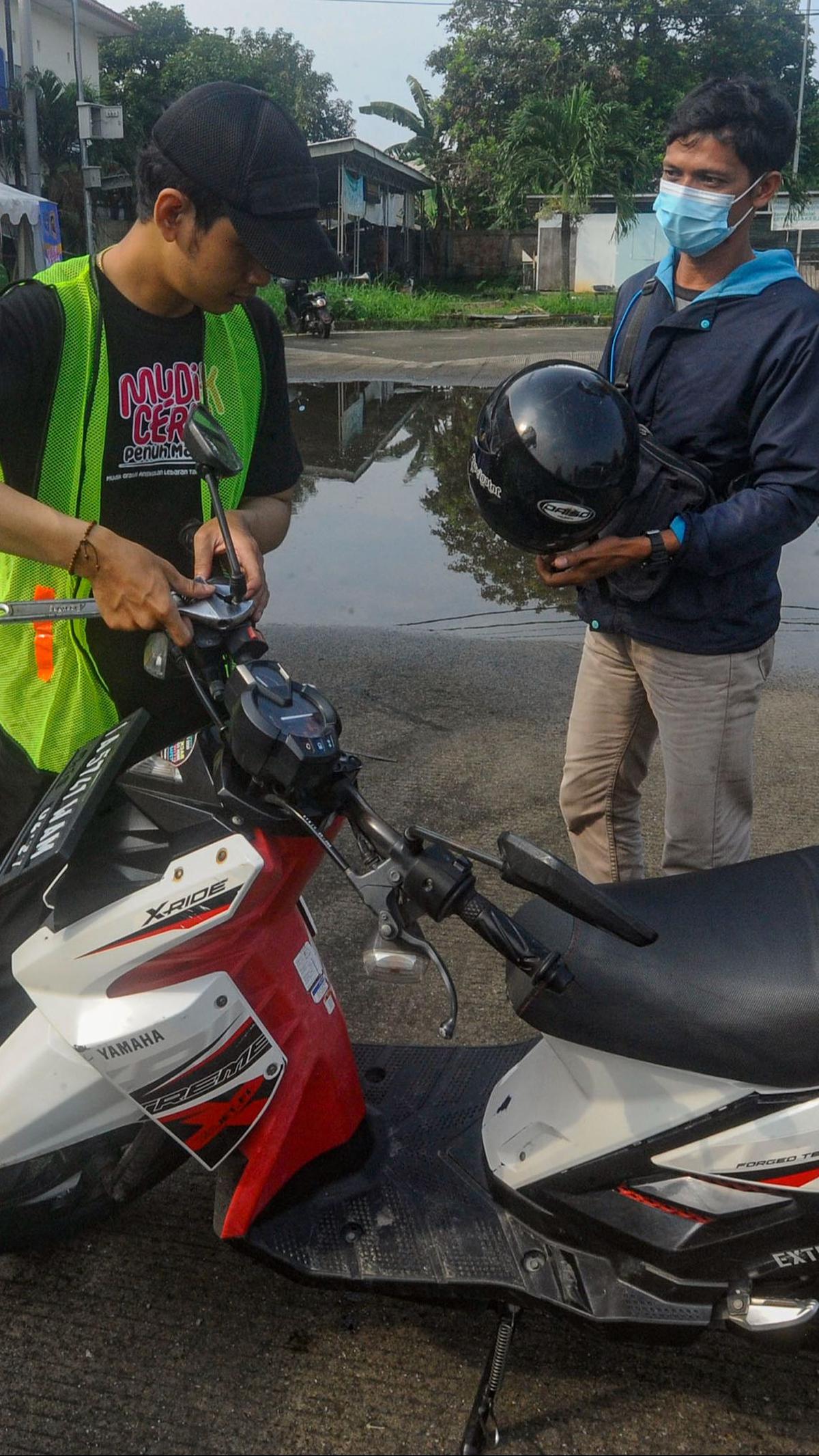 Dalam program ini sebanyak  177 sepeda motor milik pemudik dikirimkan menggunakan truk ke kota-kota di Jawa Tengah.&nbsp;Merdeka.com/Arie Basuki