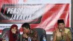 Komisioner KPUD DKI Jakarta, Betty Epsilon Idroos (kiri) menyimak penuturan Usep S Ahyar saat diskusi di gedung KPUD Jakarta, Kamis (12/1). Diskusi membahas Menakar Efektifitas Debat, Meraih Simpati Publik. (Liputan6.com/Helmi Fithriansyah)