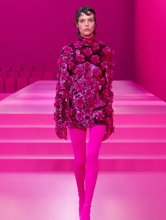 Selain iyu, ada pula koleksi yang mengangkat nuansa hitam beragam cutting, yang mengesankan gender-fluid.