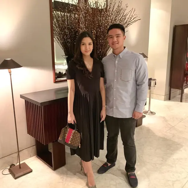 Jarang Tersorot, Ini 6 Potret Manis Artis FTV Alisia Rininta dan Suami