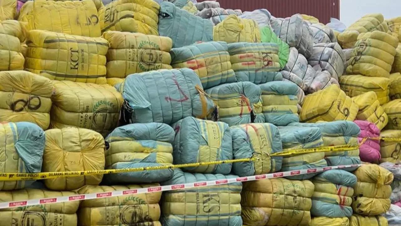 Sri Mulyani kemudian merinci untuk pakaian bekas yang disita dari Pasar Senen sebanyak dua truk terdiri dari 113 bal, Pasar Gedebage, Bandung 221 bal, dan 200 bal pakaian bekas yang disita di Jakarta selain Pasar Senen.&nbsp;
