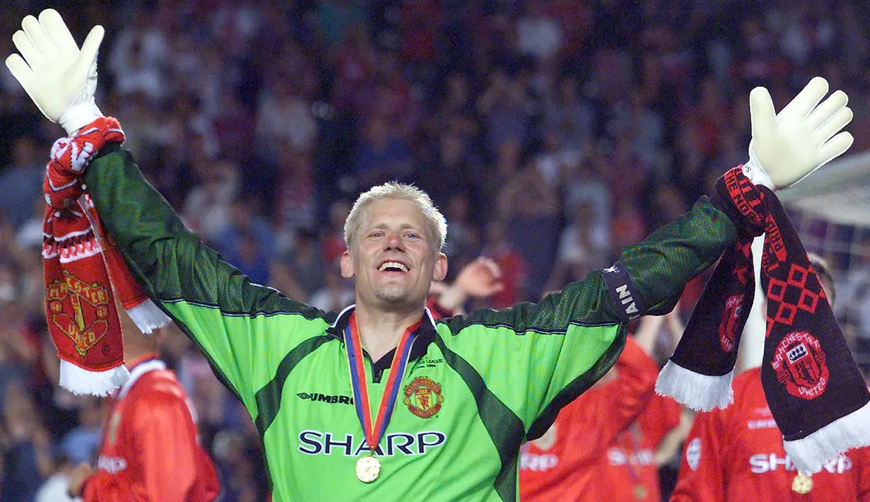 Peter Schmeichel. Kiper asal Denmark ini memperkuat Manchester United selama 8 musim, mulai 1991/1992 hingga 1998/1999. Usai itu ia sempat memperkuat Sporting Lisbon dan Aston Villa. Di ujung kariernya ia justru berseragam Manchester City pada musim 2002/2003. (Foto: AFP/Eric Cabanis)