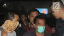 Bupati Purbalingga Tasdi mengenakan masker saat tiba di Gedung KPK, Jakarta, Selasa (5/6). Tasdi terjaring Operasi Tangkap Tangan KPK terkait kasus dugaan suap proyek infrastruktur di Kabupaten Purbalingga, Jawa Tengah. (Merdeka.com/Dwi Narwoko)