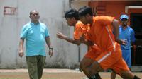 Pelatih Persekam Metro FC, Raja Isa, memantau tes kebugaran calon pengisi timnya. (Bola.com/Iwan Setiawan)