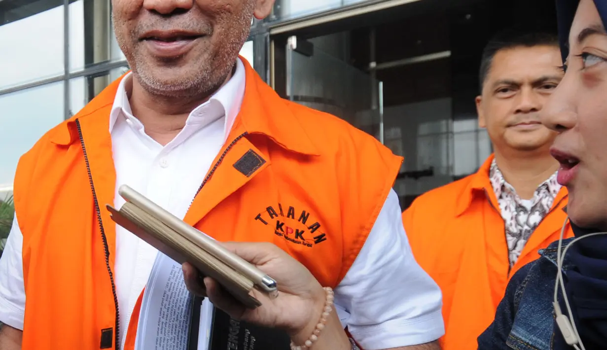 Tersangka Bupati Hulu Sungai Tengah Abdul Latif memberi keterangan kepada awak media usai diperiksa di gedung KPK, Jakarta (23/3). (Merdeka.com/Dwi Narwoko)
