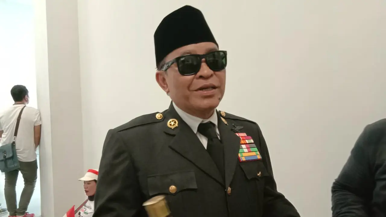 Teguh, pria bergaya ala Presiden Sukarno di acara kampanye akbar Jokowi-Ma'ruf di GBK, Jakarta.