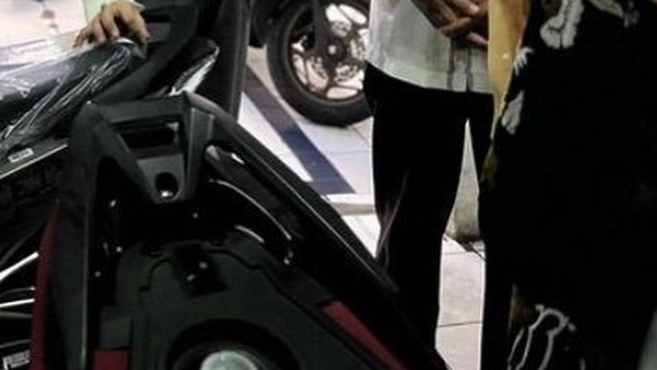 Pak Soleh Ojol yang Motornya Dicuri saat di Masjid Kini Dapat Ganti yang Baru, Ini Sosok Wanita Cantik yang Membelikannya