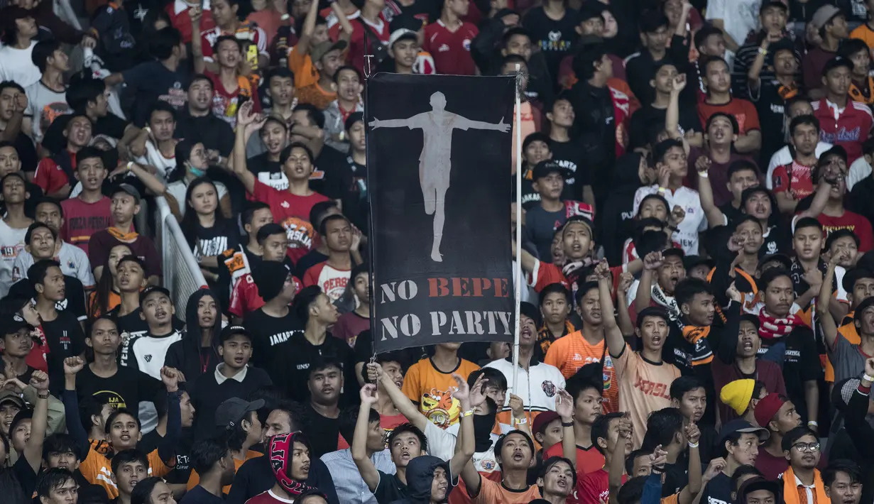 Suporter Persija Jakarta memberikan dukungan kepada Bambang Pamungkas saat melawan Persebaya Surabaya pada laga Liga 1 di SUGBK, Jakarta, Selasa (17/12). Persija kalah 1-2 dari Persebaya. (Bola.com/Vitalis Yogi Trisna)