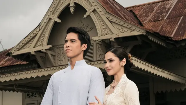 Bak Pangeran dan Putri, 6 Potret Romantis El Rumi dan Syifa Hadju Dibalut Busana Adat Jawa saat Prewedding di Keraton Solo