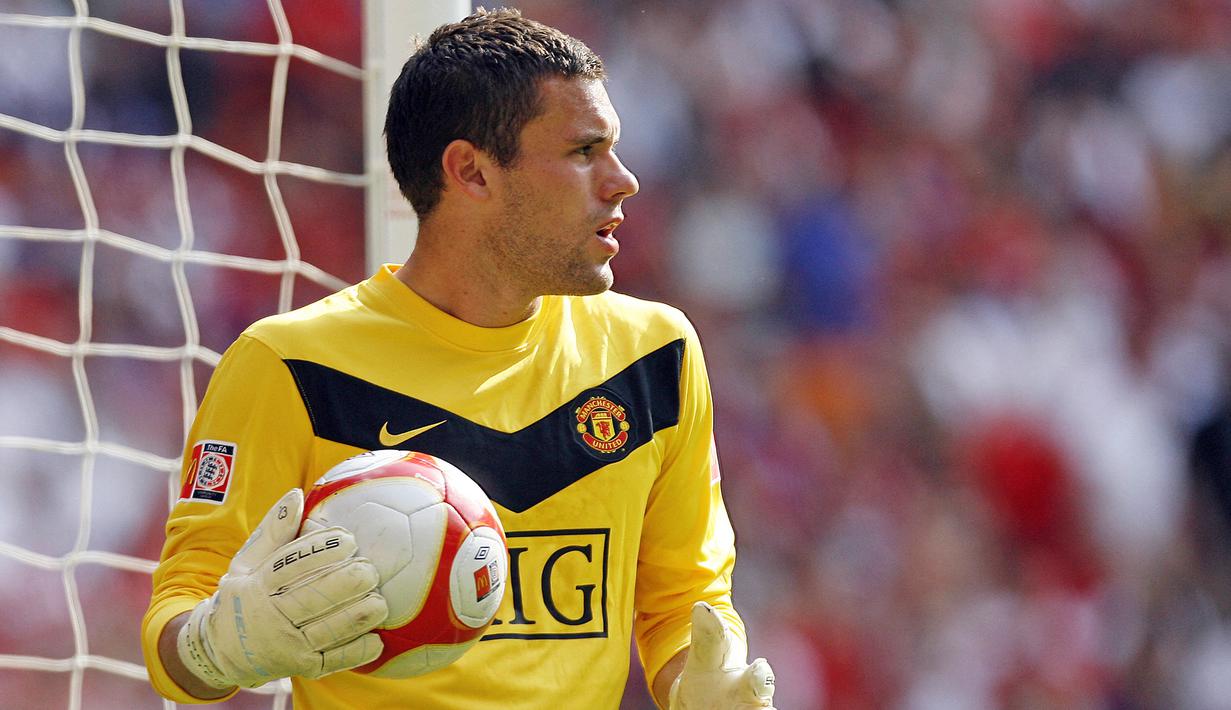 Ben Foster. Saat Watford terdegradasi pada akhir musim 2006/2007 sejatinya ia adalah kiper pinjaman dari Manchester United. Ia ditarik kembali oleh Setan Merah pada 2007/2008 dan sukses menjadi juara Liga Inggris meski hanya tampil 1 kali di bawah gawang pada musim tersebut. (AFP/Paul Barker)
