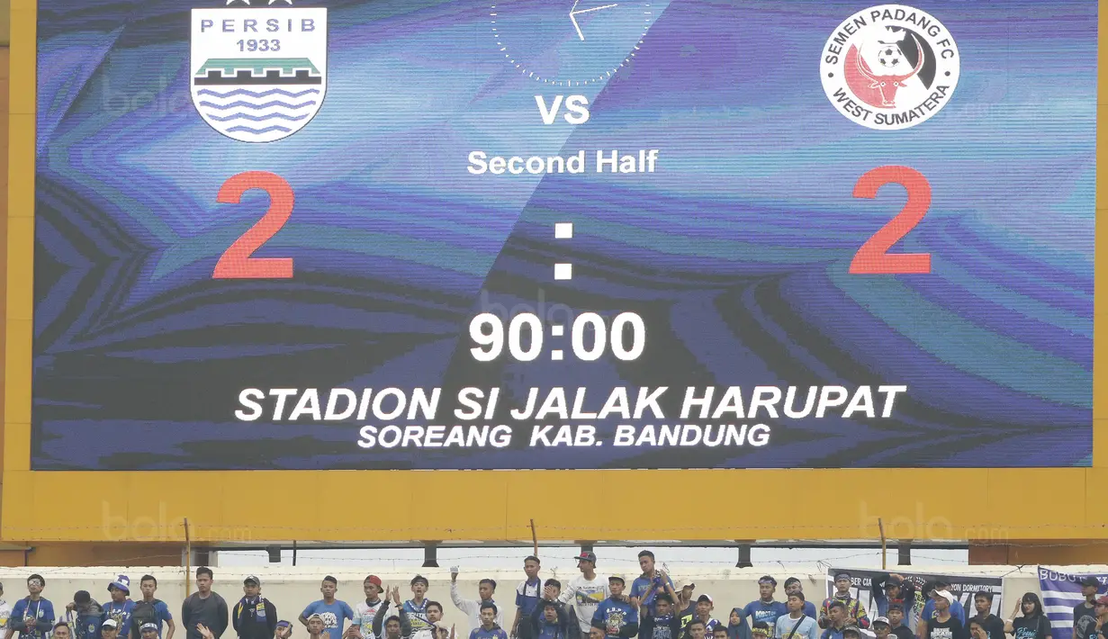 Papan skor akhir laga Persib Melawan Semen Padang pada laga Liga 1 Indonesia di Stadion Si Jalak Harupat, Bandung, Sabtu, (9/9/2017). Persib ditahan imbang 2-2 oleh Semen Padang. (Bola.com/M Iqbal Ichsan)