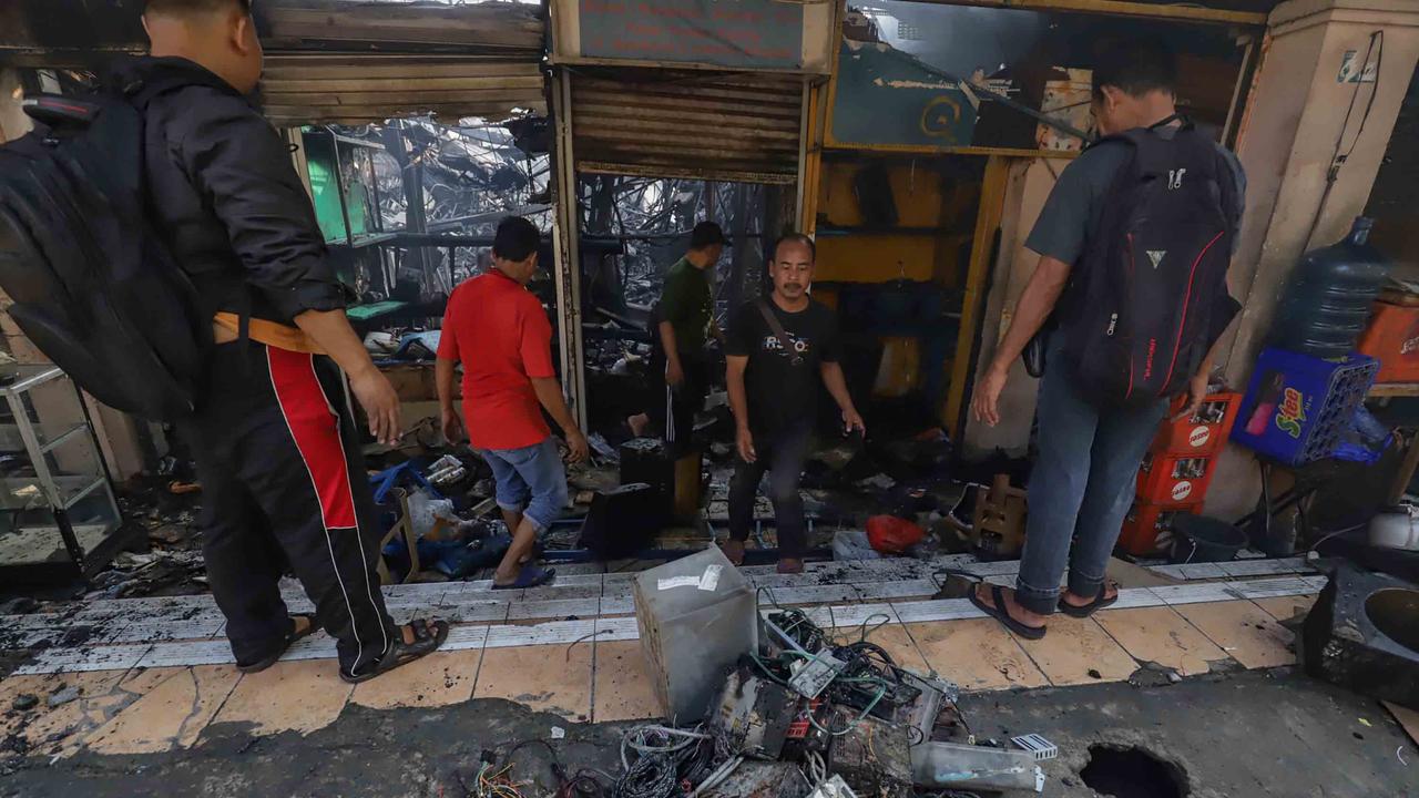 FOTO: Pedagang Taman Puring Mencari Sisa Dagangan Usai Kebakaran Besar