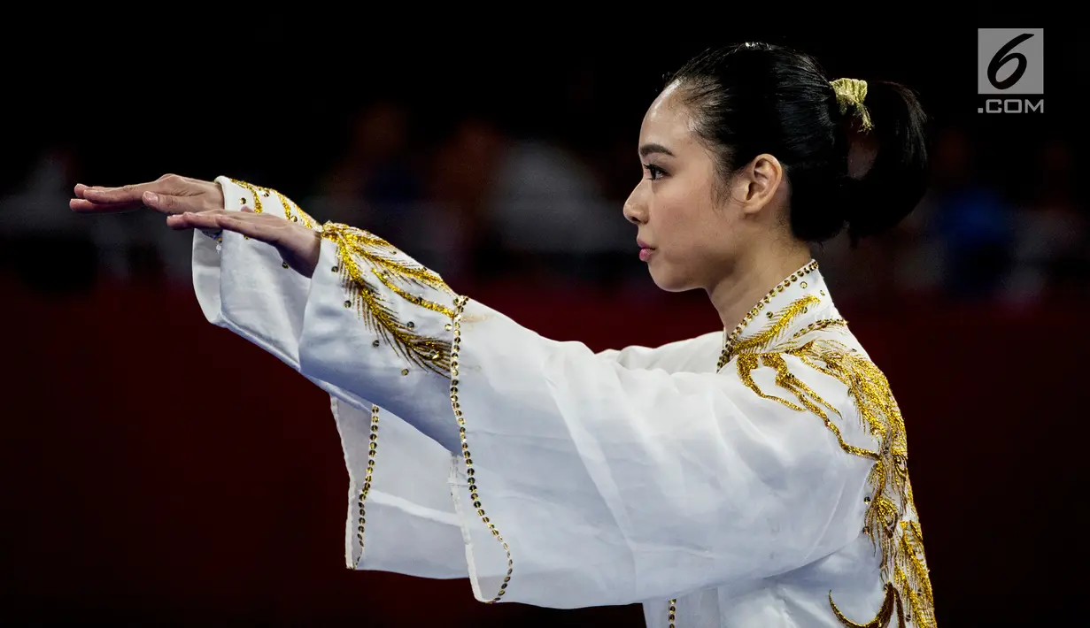 Aksi atlet wushu Indonesia, Lindswell Kwok saat bertanding pada Asian Games 2018 di JIExpo, Jakarta, Minggu (19/8). Sukses mengumpulkan poin tertinggi, Lindswell berpeluang meraih emas dari nomor Taijiquan dan Taijijian. (Bola.com/Vitalis Yogi Trisna)