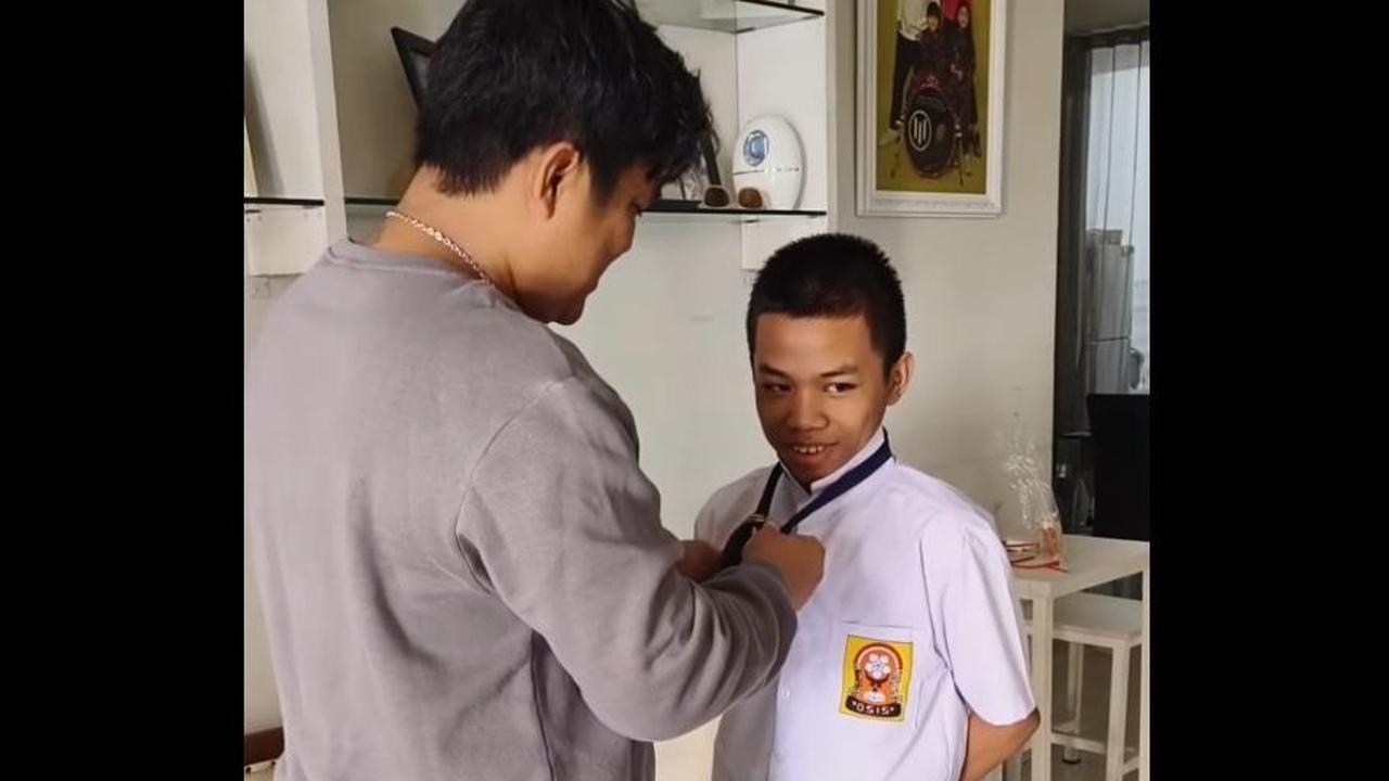 Alwi mengunggah momen dirinya yang kini masuk SMA. Tampak Posan Tobing memasangkan dasi untuk Alwi. Alwi masih mengenakan seragam SMP.