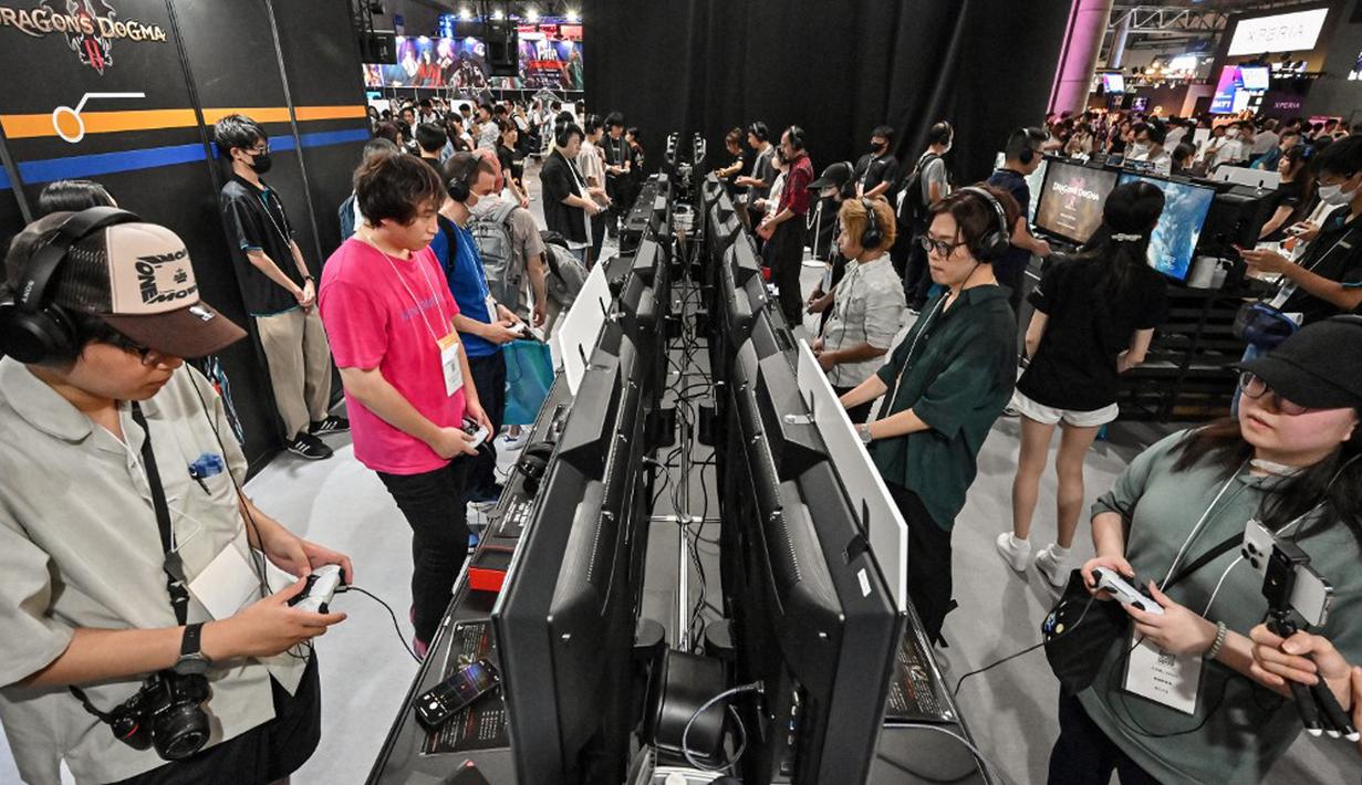Pengunjung bermain game di stan Dragon's Dogma karya pembuat game asal Jepang, Capcom, saat pratinjau Tokyo Game Show 2023 di Makuhari Messe, Kota Chiba, Prefektur Chiba, Jepang, Kamis (21/9/2023). Tokyo Game Show 2023 akan dibuka untuk umum pada tanggal 22-24 September. (Richard A.Brooks/AFP)