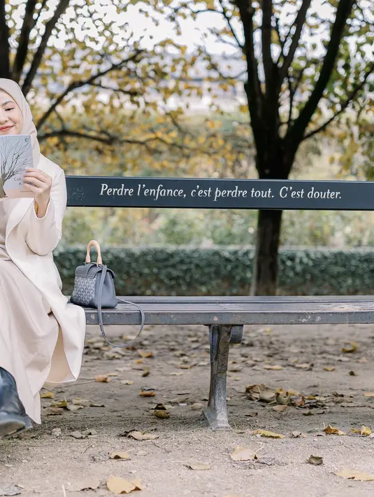 Kali ini, iya tampil manis dalam nuansa beige dari hijab hingga coat. Paduan boots membuat gayanya semakin statement. [Foto: Instagram/ Natasha Rizky]