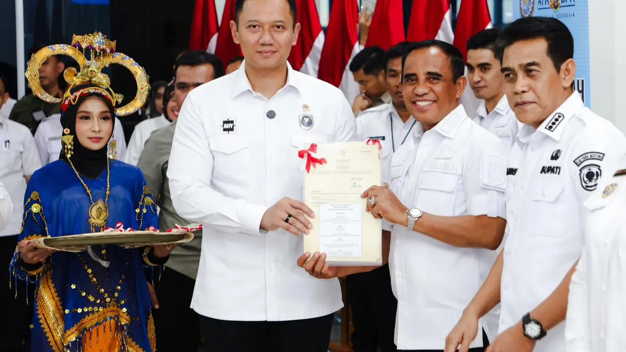 Menko Bidang Infrastruktur dan Pembangunan Kewilayahan, Agus Harimurti Yudhoyono (AHY), menyerahkan sertifikat hak atas tanah kepada warga di Terminal Penumpang Pelabuhan Donggala, Kabupaten Donggala, Sulawesi Tengah. (Foto: Istimewa)