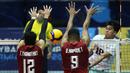 <p>Dua pemain Timnas Voli Putra Thailand, Thanathat Thaweerat (kiri) dan Napadet Bhinijdee berusaha memblok spike yang dilepaskan pemain Indonesia, Fahri Septian pada laga perebutan peringkat ke-9 AVC Senior Championship 2023 di Hall 2 Ghadir Arena, Urmia, Iran, Sabtu (26/8/2023). Thailand kalah 0-3 (21-25, 23-25, 21-25) dari Indonesia. (AVCVolley)</p>