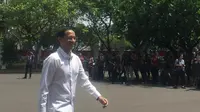 CEO Gojek Nadiem Makarim hadir di Istana Negara mengenakan kemeja putih. (Liputan6.com/