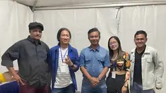 Belakangan, Dodit Mulyanto memang lagi gencarnya menggeluti dunia musik. Pria 39 tahun ini juga baru saja merilis lagu baru berjudul “Ku Kira Mimpi”. Selain gaya lawaknya yang khas, Dodit yang mahir biola ini tetap romantis di samping kekasih. (Liputan6.com/IG/@dodit_mul)