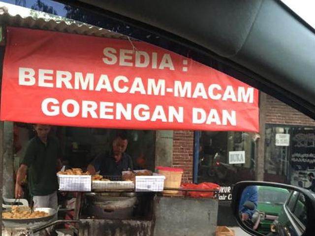 Tulisan Spanduk Penjual Gorengan Ini Bikin Penasaran Netizen Akhirnya Terungkap Citizen6 Liputan6 Com