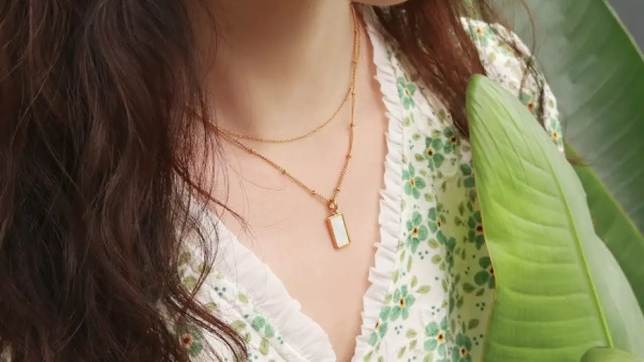 Ilustrasi Kalung Layer (Photo by sheilabox on Unsplash)