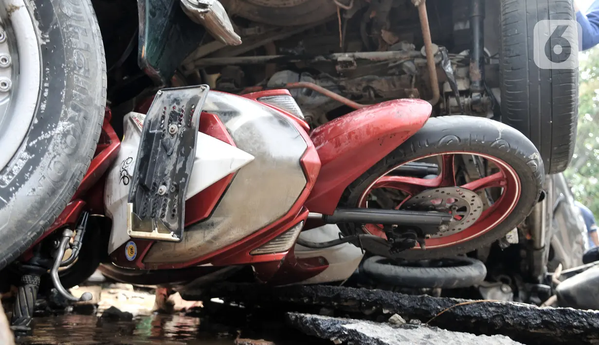 Sepeda motor ringsek akibat terjangan banjir di Perumahan Pondok Gede Permai, Jatiasih, Kota Bekasi, Jawa Barat, Kamis (2/1/2020). Derasnya terjangan banjir menyebabkan puluhan mobil terbalik dan belasan sepeda motor ringsek akibat terbawa arus. (merdeka.com/Iqbal Nugroho)