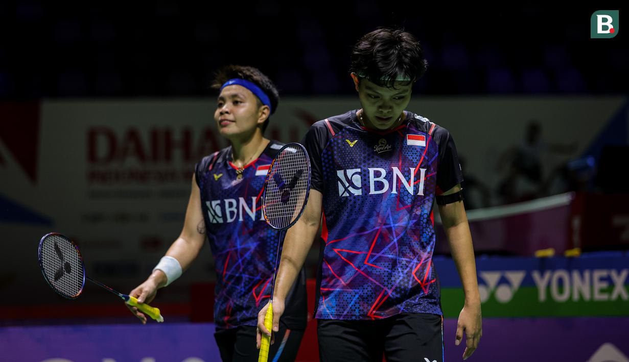 <p>Reaksi kecewa ganda putri Indonesia, Apriyani Rahayu/Siti Fadia Silva Ramadhanti saat menghadapi pasangan Belanda, Debora Jille/Cheryl Seinen pada laga babak 32 besar Daihatsu Indonesia Masters 2024 di Istora Senayan, Jakarta, Selasa (23/1/2024). Apriyani Rahayu/Siti Fadia Silva Ramadhanti kalah dua game langsung 14-21, 17-21. (Bola.com/Bagaskara Lazuardi)</p>