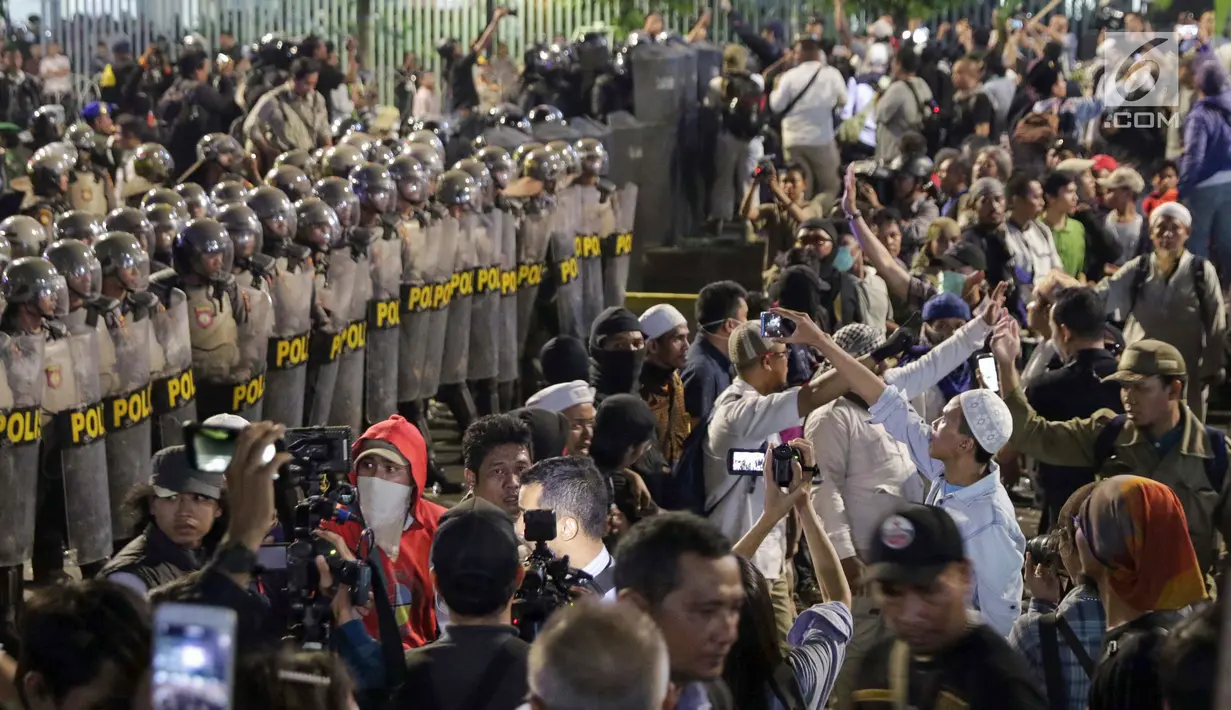 Peserta aksi massa Gerakan Nasional Kedaulatan Rakyat membuat barikade jelang membubarkan diri usai unjuk rasa di depan Gedung Bawaslu, Jakarta, Selasa (21/5/2019). Mereka meminta Bawaslu memeriksa hasil suara Pemilu 2019 yang dinilai banyak kecurangan. (Liputan6.com/Helmi Fithriansyah)