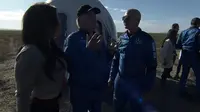 Aktor Star Trek William Shatner (tengah) saat berbincang dengan pendiri Blue Origin Jeff Bezos usai kembali dari penerbangan ke luar angkasa pada Rabu (14/10/2021) (Tangkapan Layar YouTube Blue Origin).