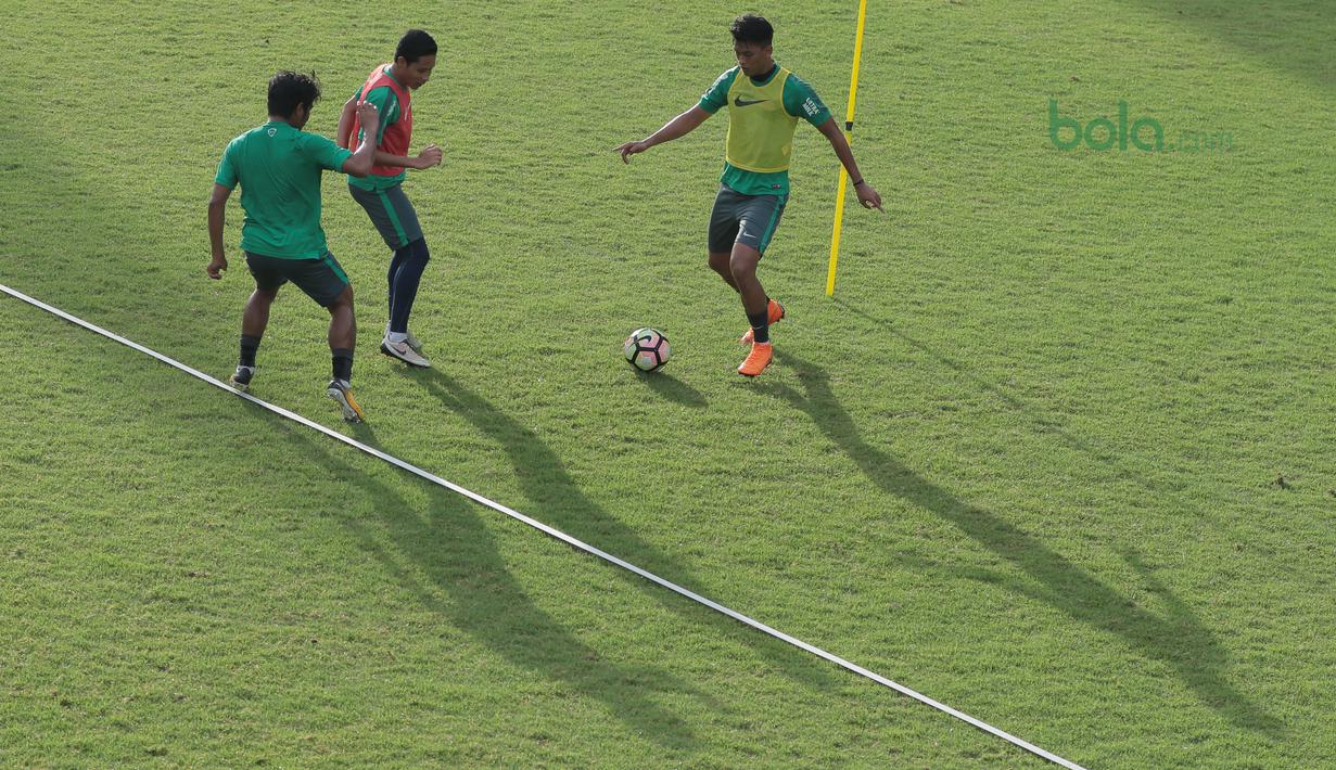 Penyerang Timnas Indonesia U-23, Lerby Eliandri (kanan) berusaha melewati adangan Evan Dimas saat berlatih di Lapangan ABC, Senayan,  (24/4/2018). Timnas akan mengikuti turnamen PSSI Anniversary 27 April-3 Mei 2018. (Bola.com/Nicklas Hanoatubun)