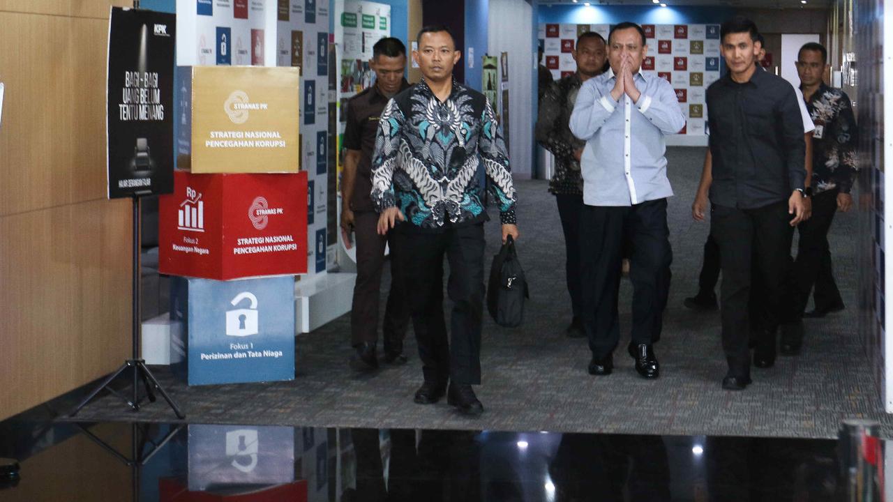 Sebab menurut kubu Firli Irjen Karyoto yang dianggap membekingi M Suryo agar tidak dijerat atas dugaan kasus korupsi.<br>