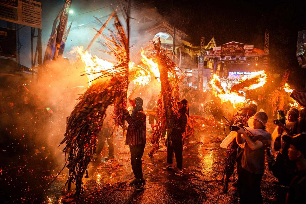 FOTO: Keseruan Tradisi Perang Obor Pikat Ribuan Warga di Jepara