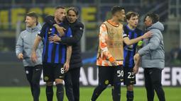Pelatih Inter Milan, Simone Inzaghi, berbincang dengan Marko Arnautovic setelah laga duel leg pertama babak 16 besar Liga Champions di Stadion Giuseppe Meazza, Rabu (21/2/2024). Arnautovic menjadi pahlawan setelah goll semata wayangnya menjadi penentu kemenangan. (AP Photo/Luca Bruno)