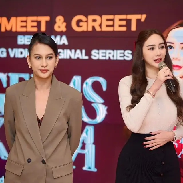7 Potret Aura Kasih Promosi Series Gelas Kaca di Malaysia, Tampil Menawan