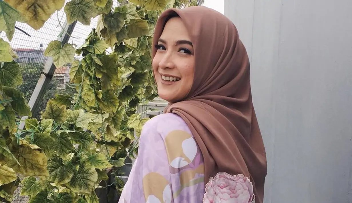 Andhara Early belakangan memang jarang terlihat di layar kaca, dan baru-baru ini ia muncul dengan penampilan baru. Andhara Early kini tampil anggun dengan hijabnya. (Instagram/andharaearly)