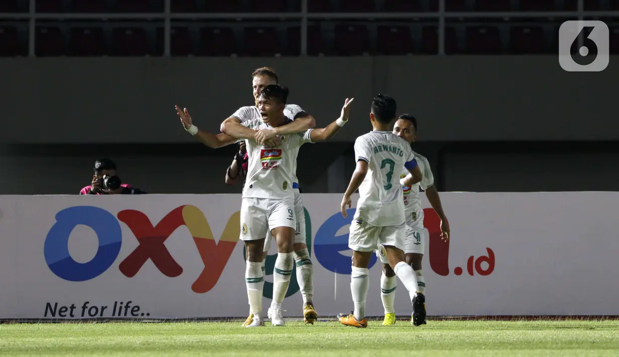 Pemain PS Sleman Saddam Emiruddin Gaffar (kiri) mendapatkan selamat dari rekan satu tim usai berhasil menjebol gawang Persib Bandung dalam pertandingan semifinal leg kedua Piala Menpora 2021 di Stadion Manahan, Solo, Senin (19/4/2021). (Bola.com/Ikhwan Yanuar)