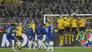 Bek Chelsea, Reece James melakukan tendangan bebas ke arah gawang Borussia Dortmund selama pertandingan leg pertama babak 16 besar Liga Champions di Signal Iduna Park, Jeramn, Kamis (16/2/2023). Dortmund menang atas Chelsea dengan skor tipis 1-0. (AP Photo/Martin Meissner)