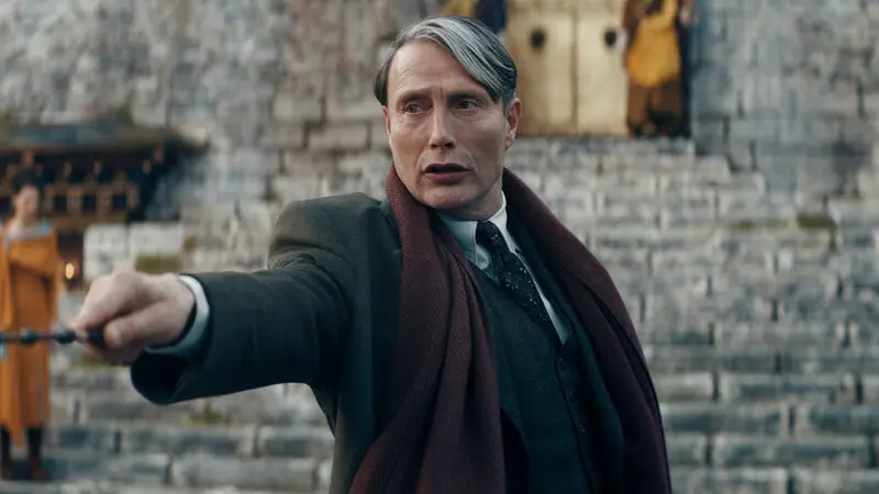 Mads Mikkelsen dalam Fantastic Beasts 3 atau Fantastic Beasts: The Secrets of Dumbledore. (Warner Bros. Pictures via AP)