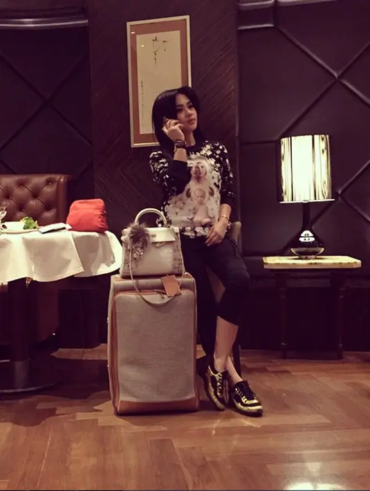 Transit perjalanan di Changi Airport, Syahrini tetap tampil 'kece'. (via Instagram)