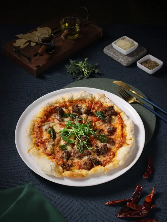 Starter yang tak boleh dilewatkan lagi adalah Oxtail Balado Pizza yang sepertinya akan cocok di semua lidah. Racikan keju dan aroma plus rasa buntut tak ada yang saling mendominasi, semuanya sesuai proporsi. (Foto: Sea Grain Restaurant & Bar)