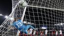 Gawang Sevilla yang dijaga oleh Beto kebobolan saat pertandingan melawan Barcelona pada laga UEFA Super Cup di Tbilisi, Georgia, Selasa (11/8/2015). Bercelona menang 5-4 atas Sevilla. (EPA/Yuri Kochetkov)