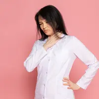 ilustrasi perempuan sedang mengalami asam lambung/copyright freepik.com/KamranAydinov